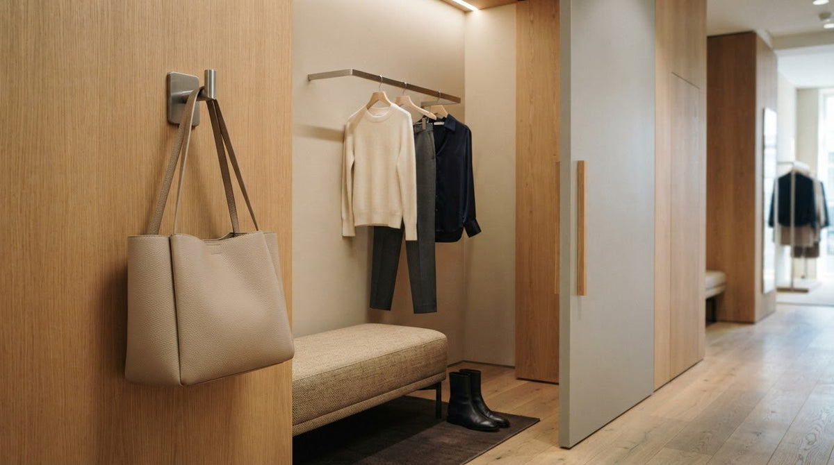 Handtasche in der Umkleidekabine aufhängen: So bleibt sie sicher verstaut